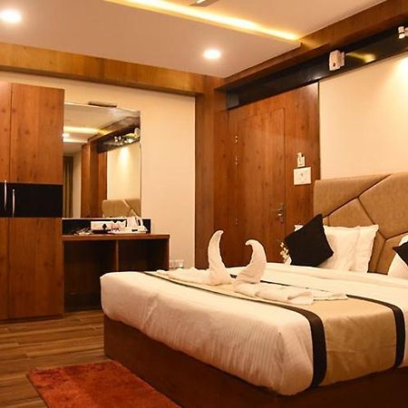 Hotel Royal City สิริกุรี ภายนอก รูปภาพ