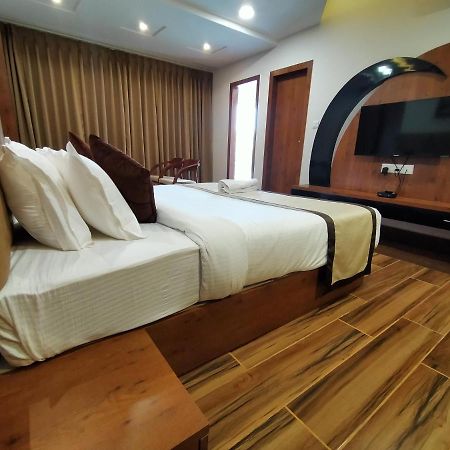 Hotel Royal City สิริกุรี ภายนอก รูปภาพ