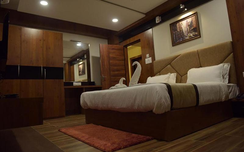 Hotel Royal City สิริกุรี ภายนอก รูปภาพ