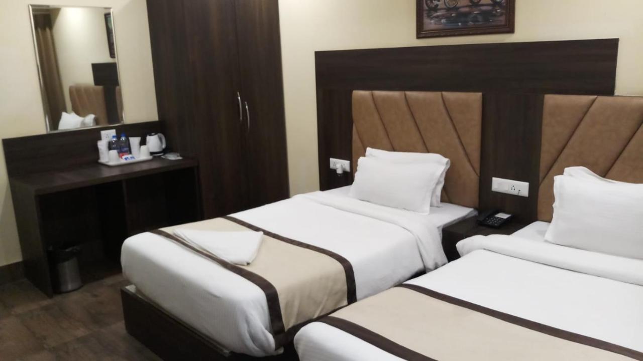 Hotel Royal City สิริกุรี ภายนอก รูปภาพ