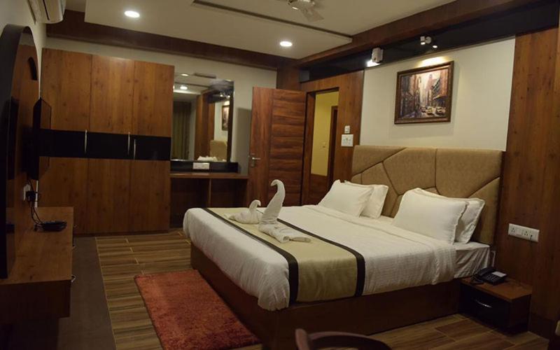 Hotel Royal City สิริกุรี ภายนอก รูปภาพ