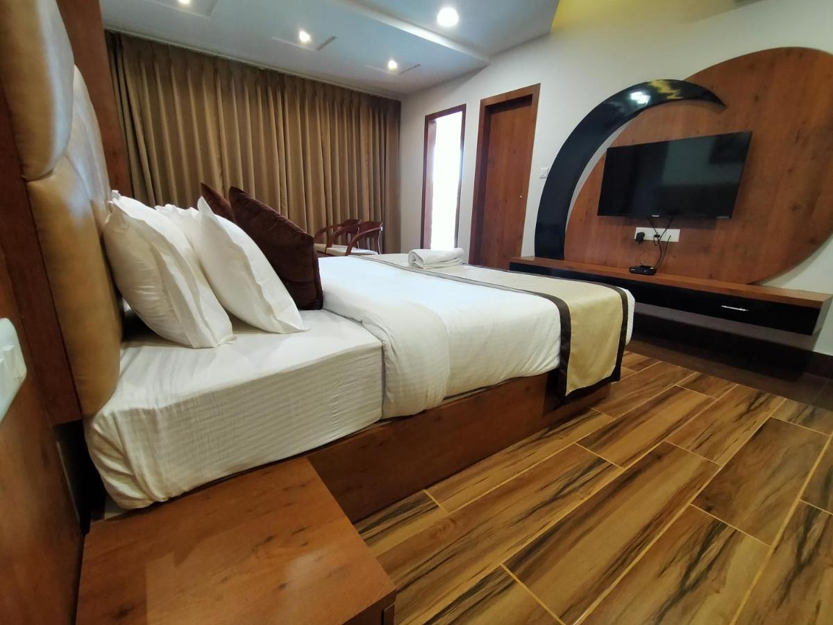 Hotel Royal City สิริกุรี ภายนอก รูปภาพ