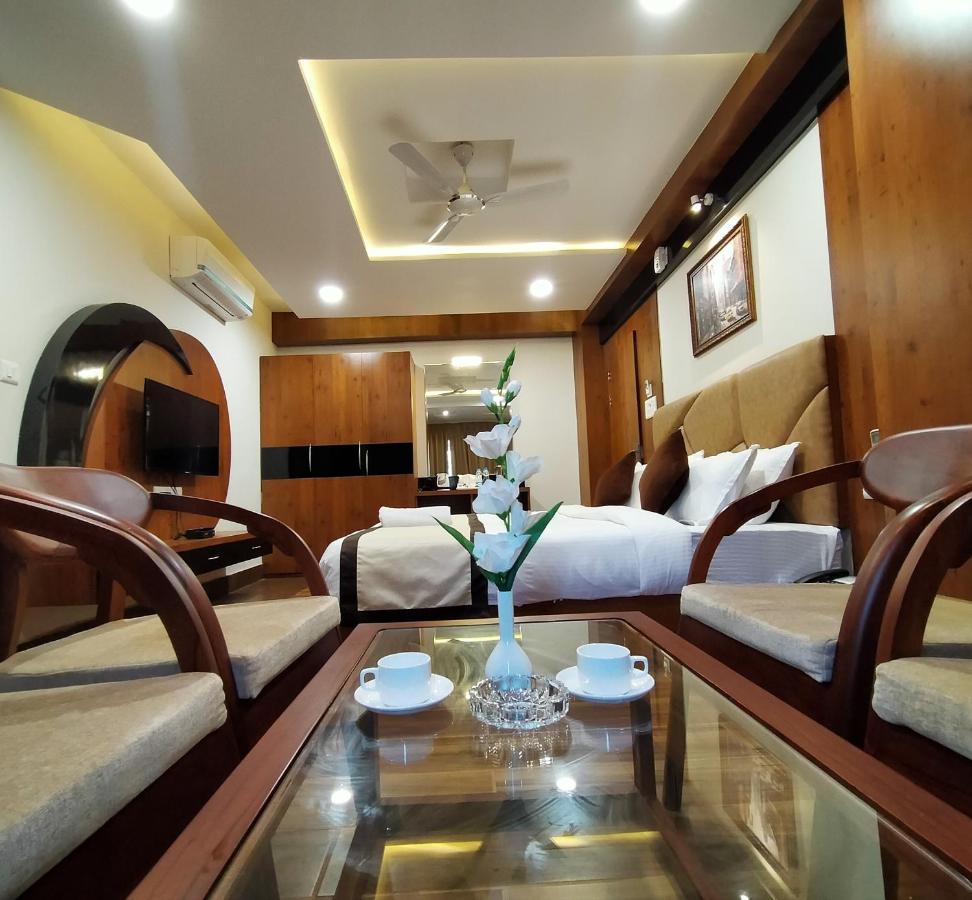 Hotel Royal City สิริกุรี ภายนอก รูปภาพ