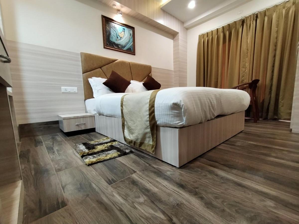 Hotel Royal City สิริกุรี ภายนอก รูปภาพ